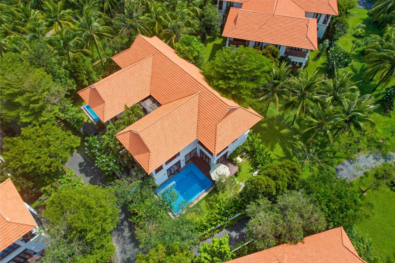 Koaniva Resort Villas Luxury Da Nang nằm giữa không gian xanh nhiệt đới, gần bờ biển Đà Nẵng.