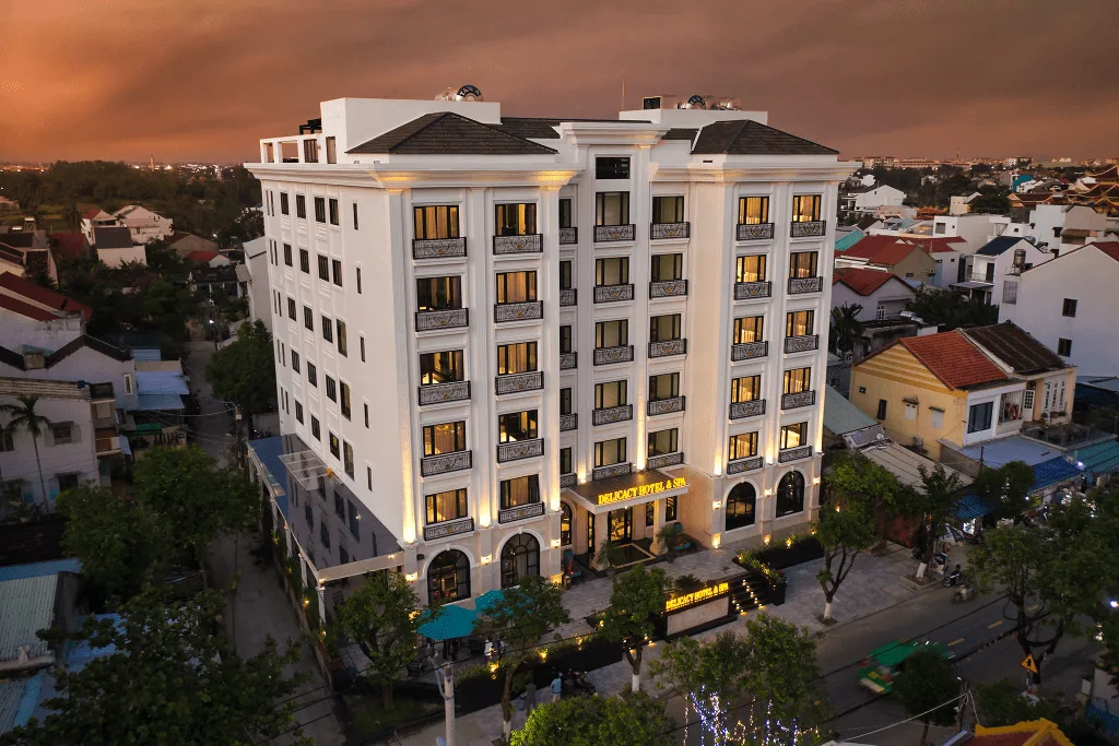 Hoi An Delicacy Hotel & Spa nổi bật với kiến trúc trắng thanh lịch trên đường Hùng Vương, thuận tiện khám phá phố cổ Hội An.