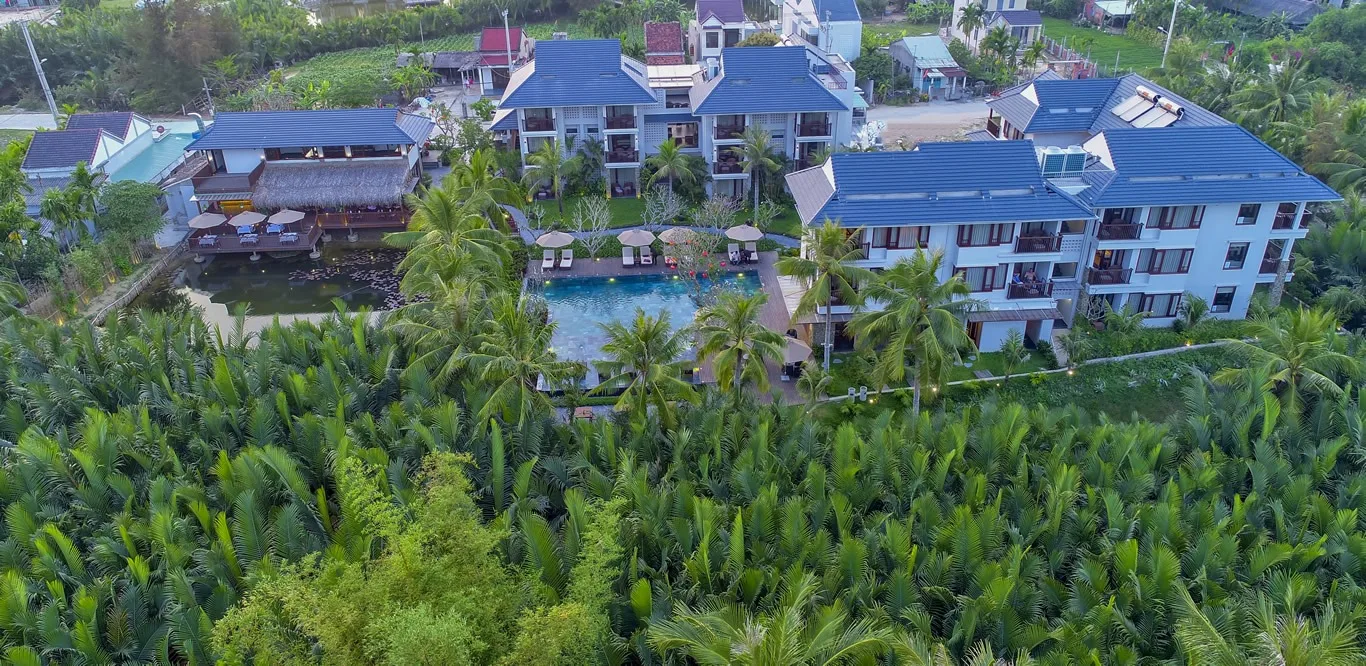 Toàn cảnh Hoi An Eco Lodge & Spa được bao quanh bởi rừng dừa xanh mát tại Cẩm Thanh.