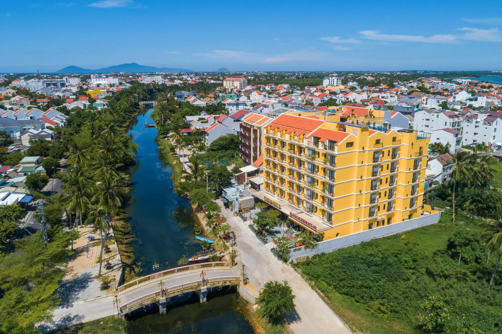 Toàn cảnh khách sạn bên sông