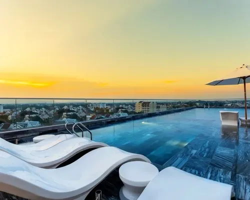 Hồ bơi vô cực trên tầng thượng – điểm ngắm hoàng hôn ấn tượng tại khách sạn.