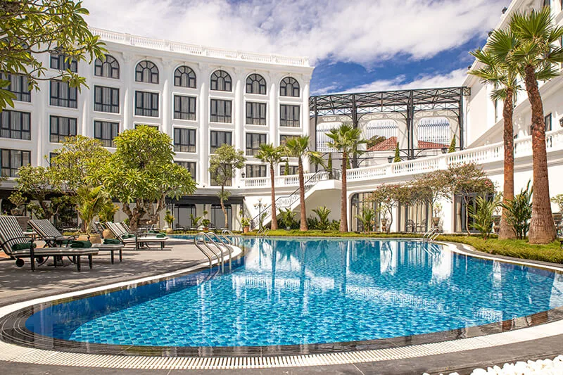 Không gian hồ bơi sân vườn tại Silk Path Grand Hue Hotel & Spa – khách sạn trước đây được biết đến với tên Green Hotel Hue.