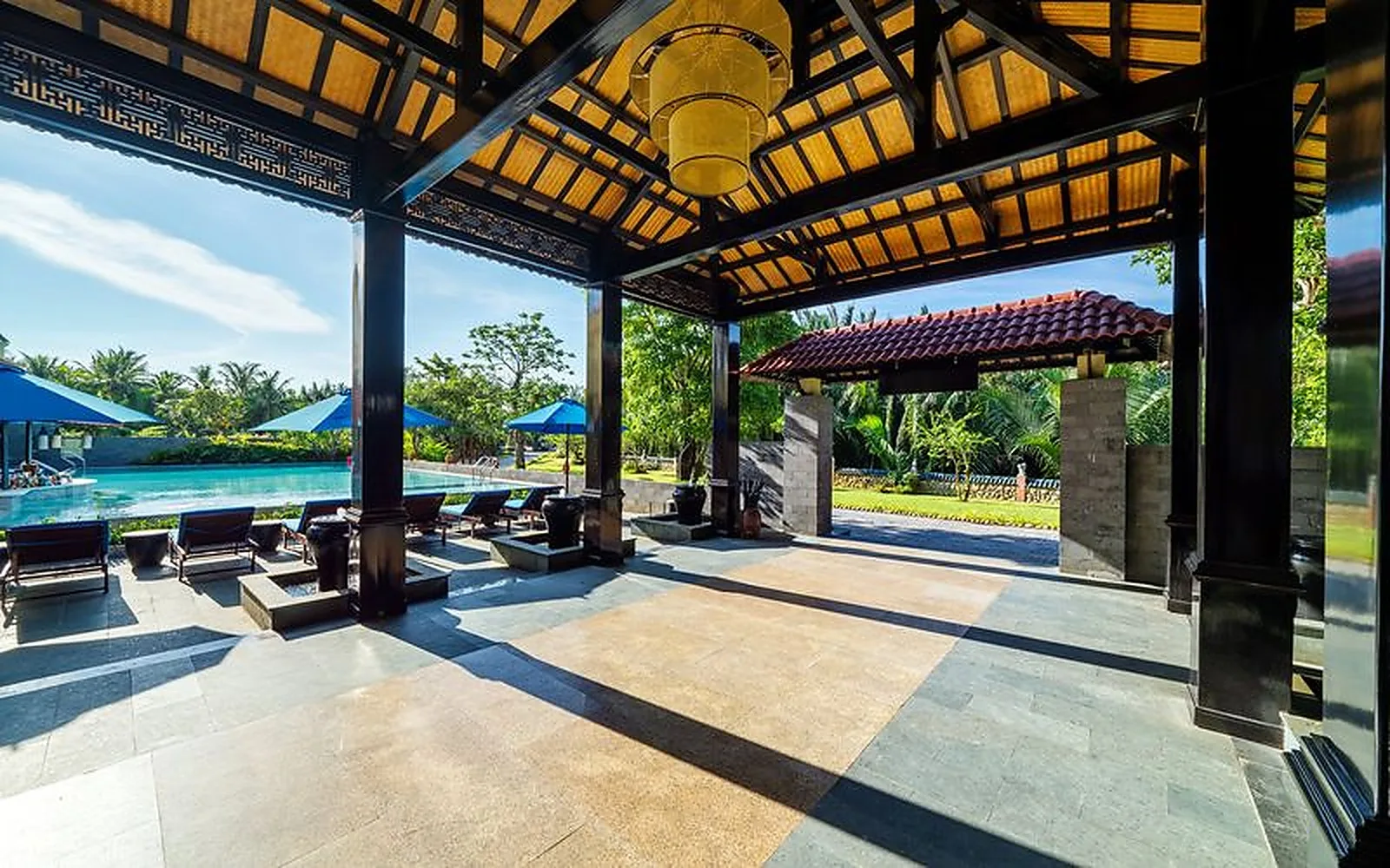 Khởi đầu ngày mới trong không gian hồ bơi xanh mát.