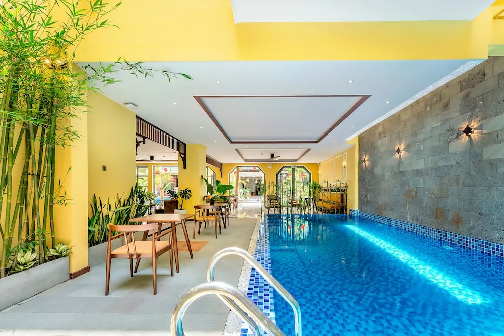 Hồ bơi trong nhà tại Chillax Old Town Villa Hội An