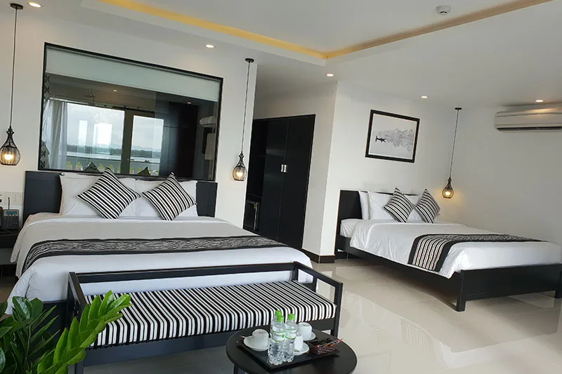 Phòng gia đình rộng khoảng 50 m², bố trí hai giường lớn, phù hợp cho gia đình hoặc nhóm bạn.