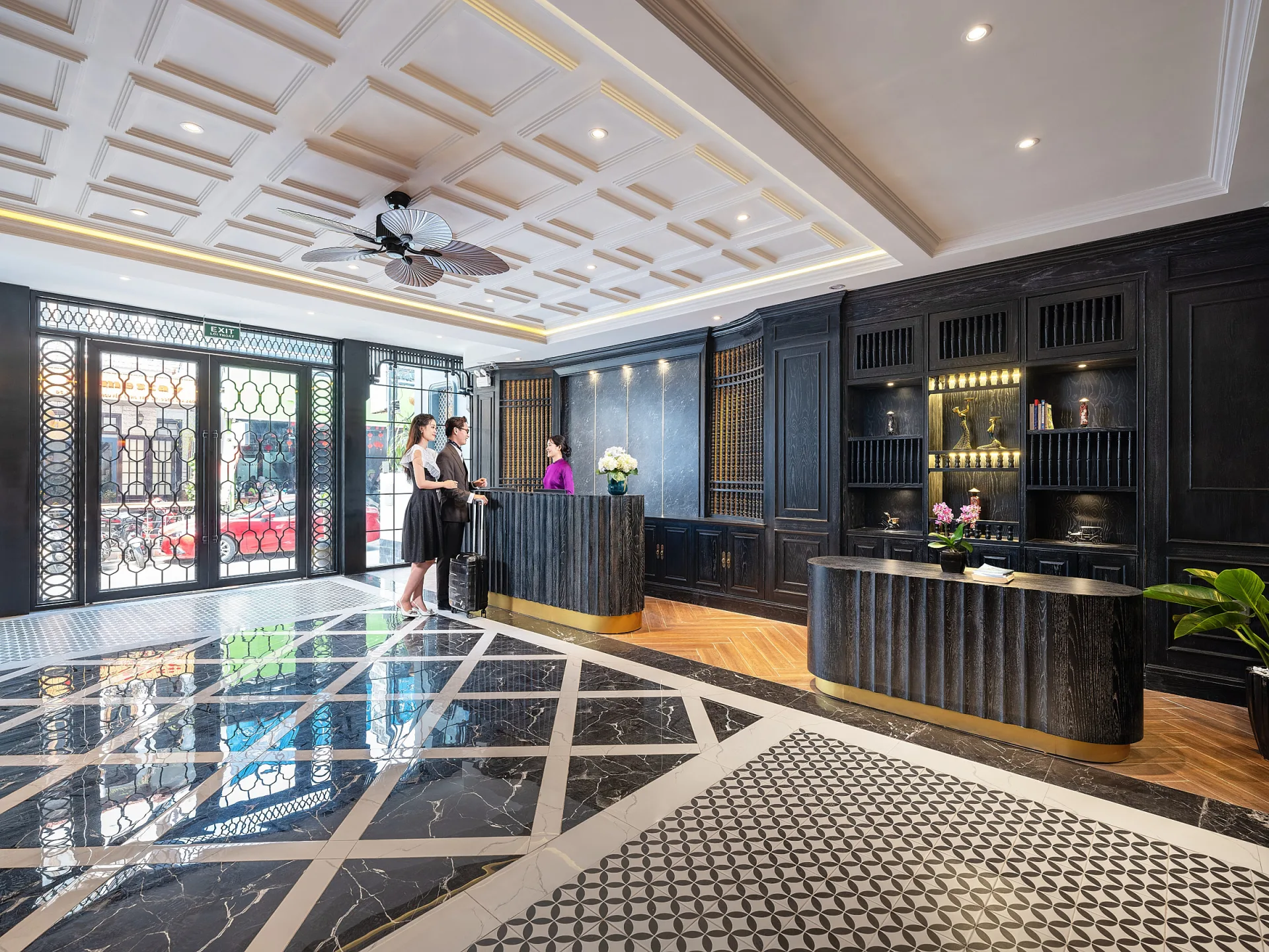 Sảnh lễ tân Hue Serene Palace Hotel với thiết kế hiện đại kết hợp những chi tiết trang trí mang cảm hứng Á Đông.