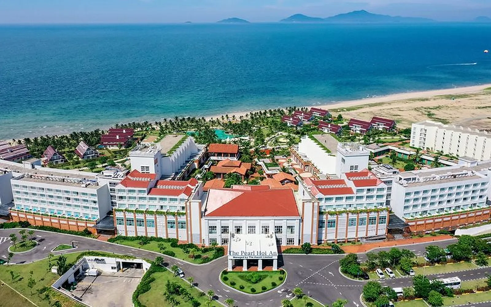 Toàn cảnh Citadines Pearl Hoi An bên bờ biển An Bàng.