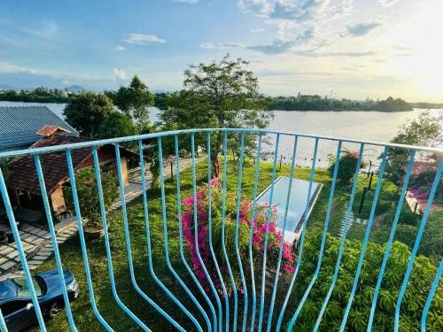 Toàn cảnh La Y Riverview bên sông Hương với hồ bơi và khu vườn xanh – không gian nghỉ dưỡng yên tĩnh gần trung tâm Huế.