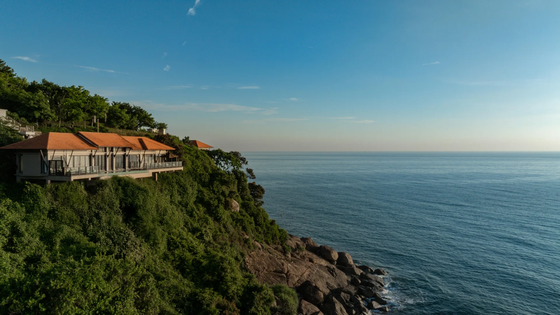 Toàn cảnh Banyan Tree Lăng Cô – khu nghỉ dưỡng villa hồ bơi riêng giữa núi Trường Sơn và biển.