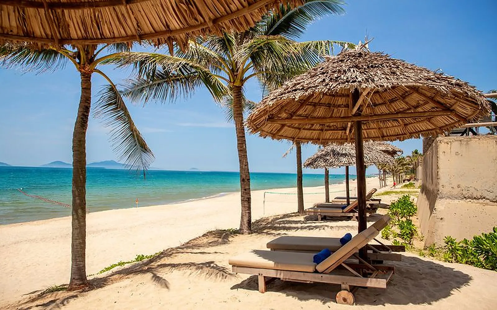 Bắt đầu ngày mới bên bãi biển An Bàng trong xanh.