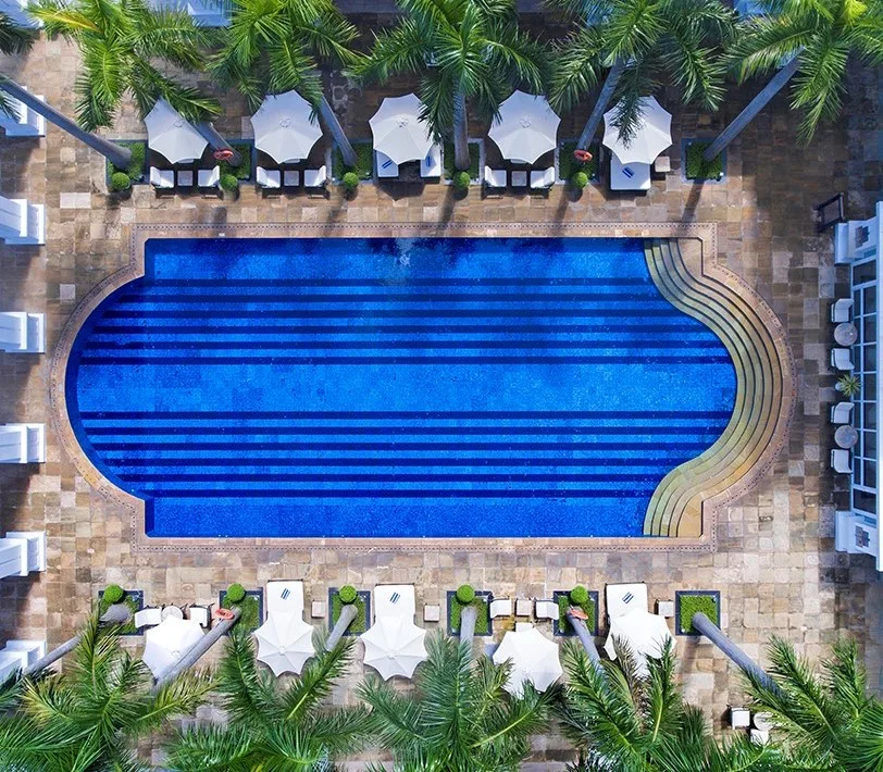 Hồ bơi ngoài trời rộng rãi, mang đến không gian thư giãn giữa lòng thành phố Huế.