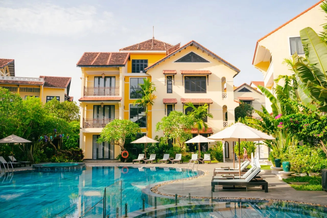 Hồ bơi ngoài trời giữa khu vườn nhiệt đới tại Hoi An Trails Resort & Spa.