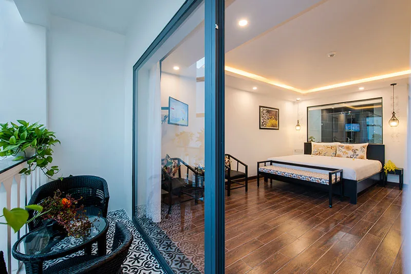 Junior Suite kết hợp không gian nghỉ rộng và ban công riêng để du khách thư giãn.