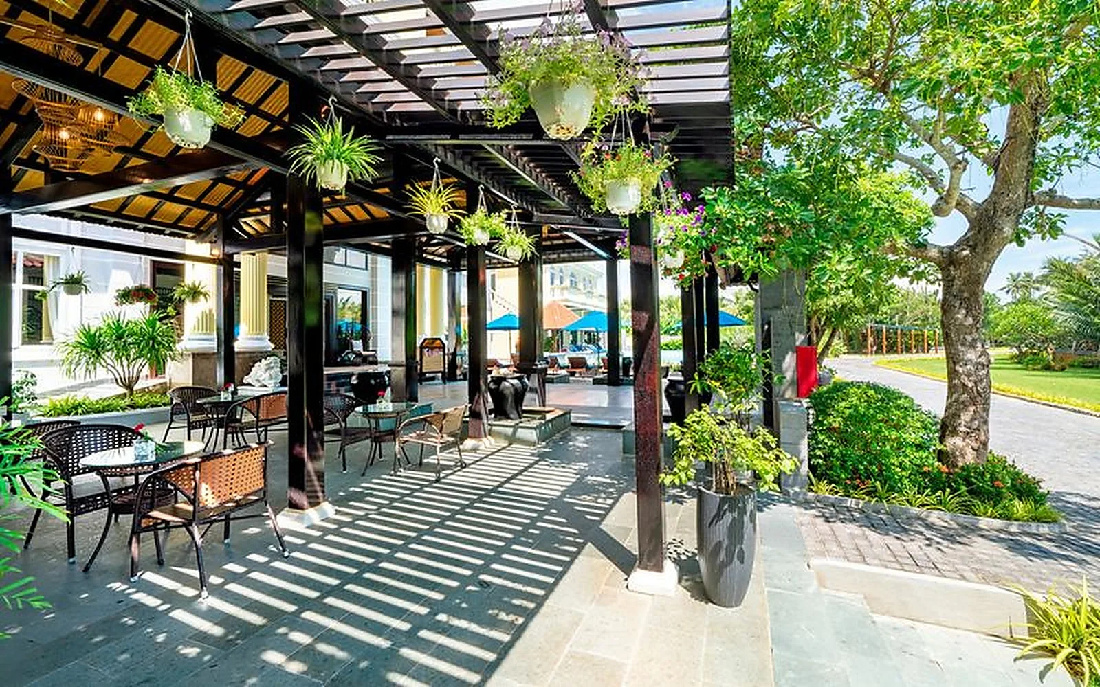 Một góc nghỉ ngơi yên tĩnh giữa khuôn viên xanh của resort.