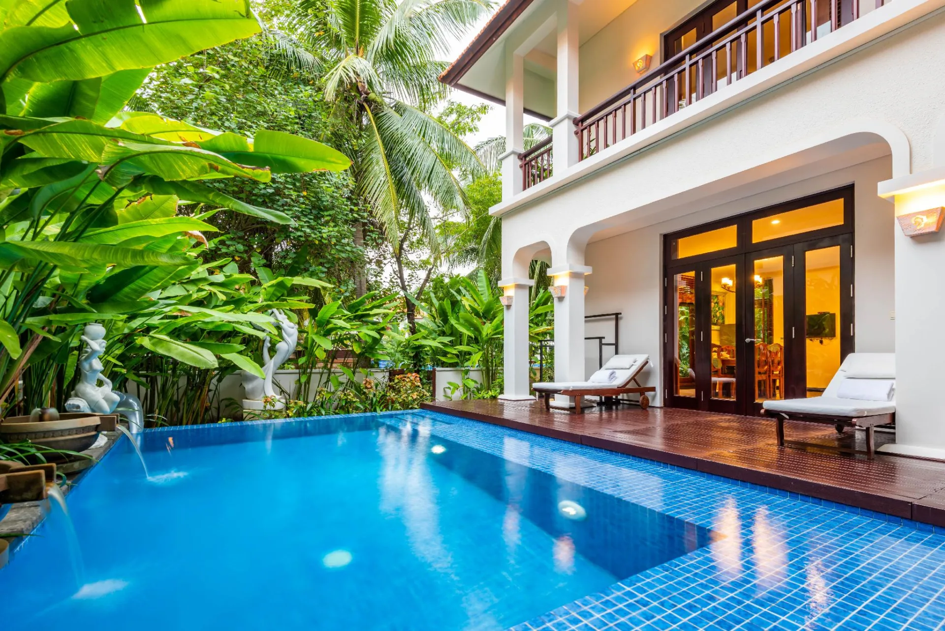 Hồ bơi riêng mang đến trải nghiệm thư giãn và riêng tư ngay tại villa.
