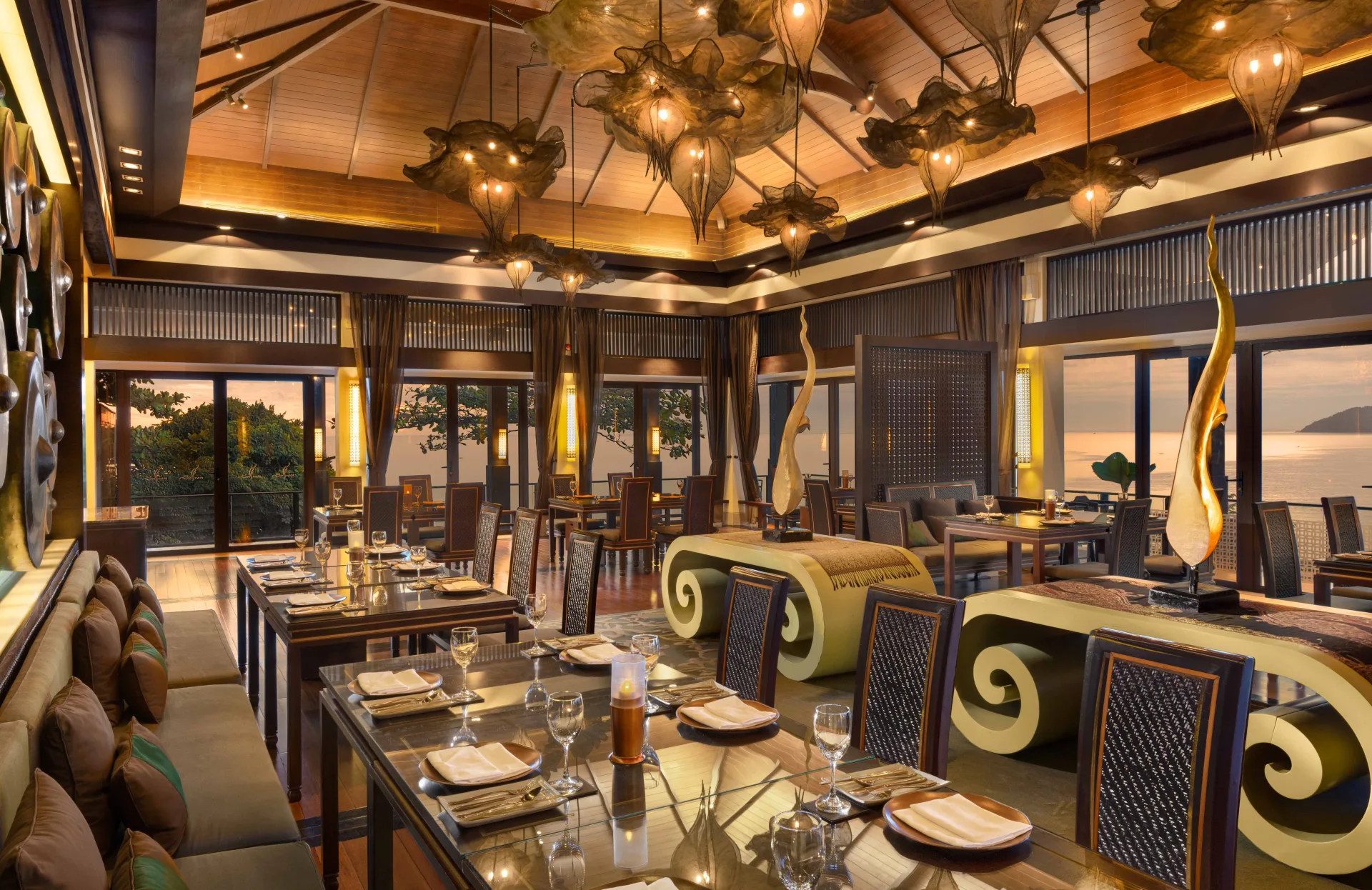 Nhà hàng tại Banyan Tree Lăng Cô với không gian ẩm thực cao cấp và tầm nhìn thư giãn.
