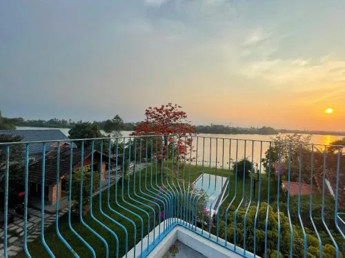 Ngắm hoàng hôn bên sông Hương – một trong những khoảnh khắc đáng trải nghiệm tại La Y Riverview Huế.