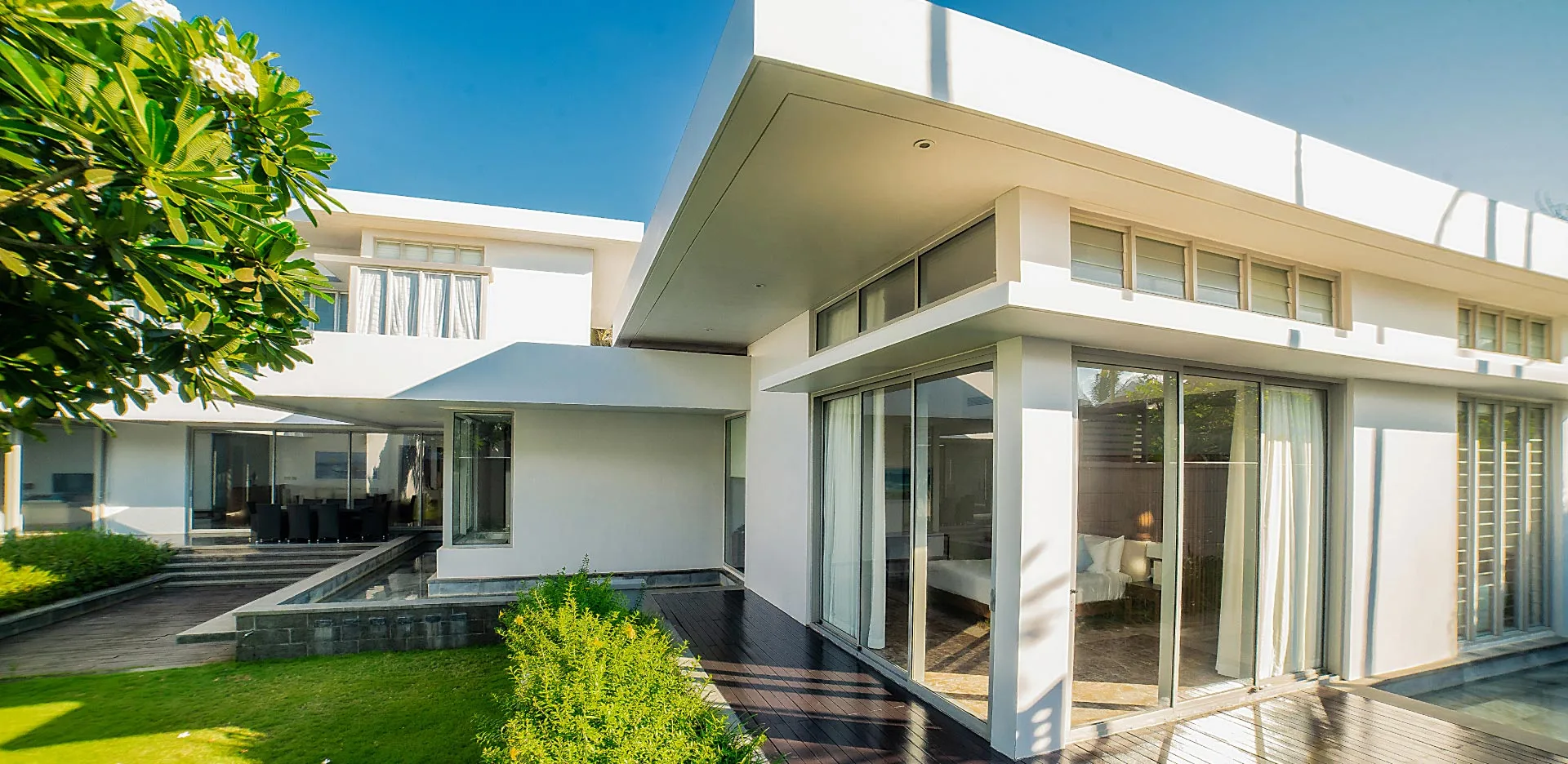 Kiến trúc villa hiện đại nằm giữa khuôn viên nghỉ dưỡng xanh mát và riêng tư.