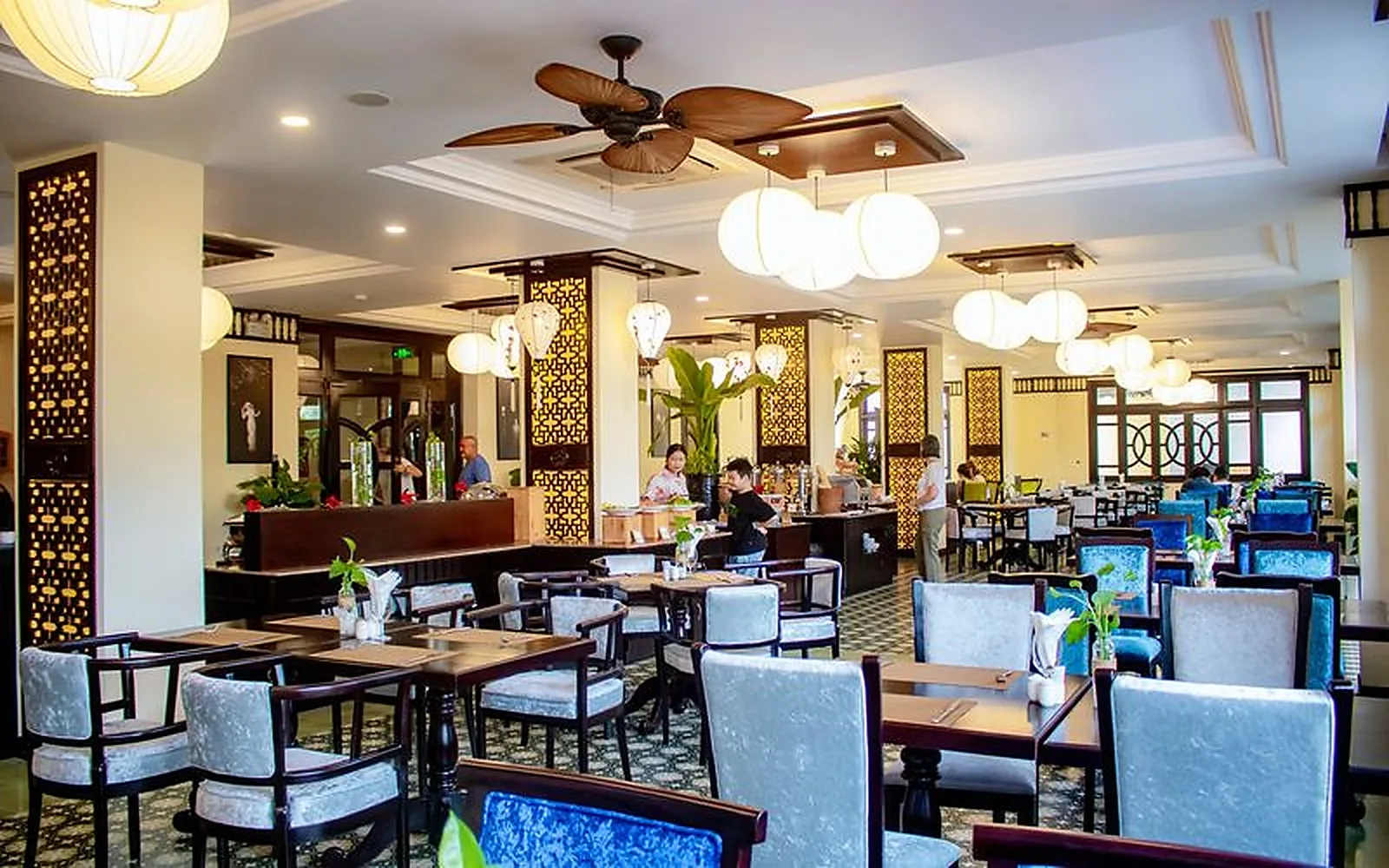 Không gian nhà hàng trang nhã phục vụ bữa sáng và các món ăn trong ngày.