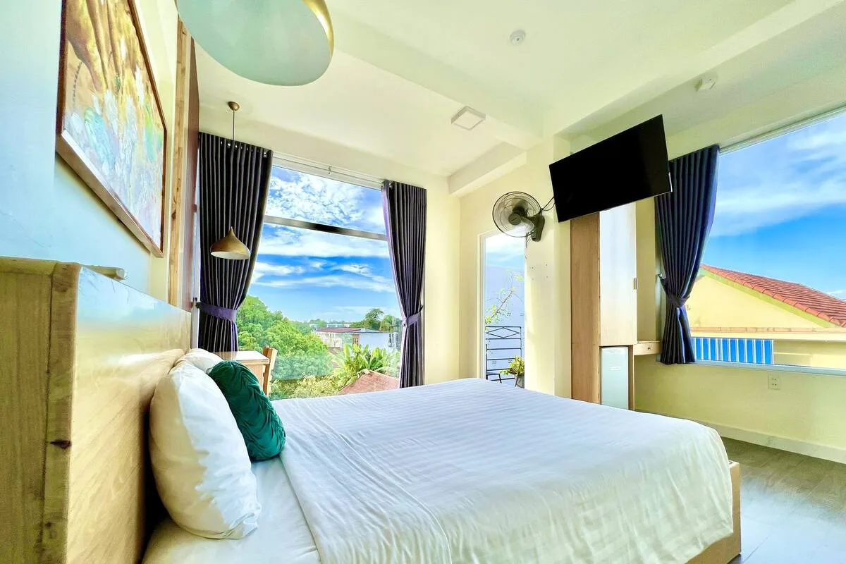 Một số phòng sở hữu cửa kính lớn và tầm nhìn thoáng, giúp không gian nghỉ có nhiều ánh sáng tự nhiên.