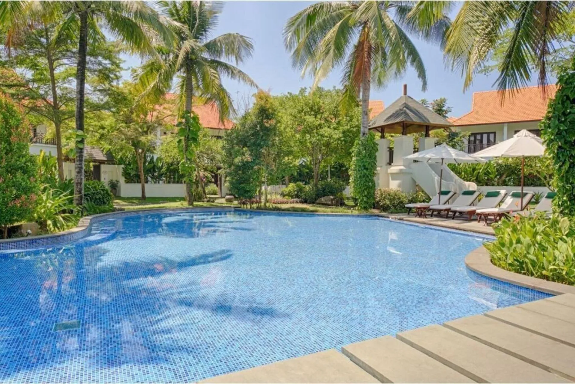 Khoảng thời gian thư giãn trọn vẹn bên hồ bơi riêng của villa.