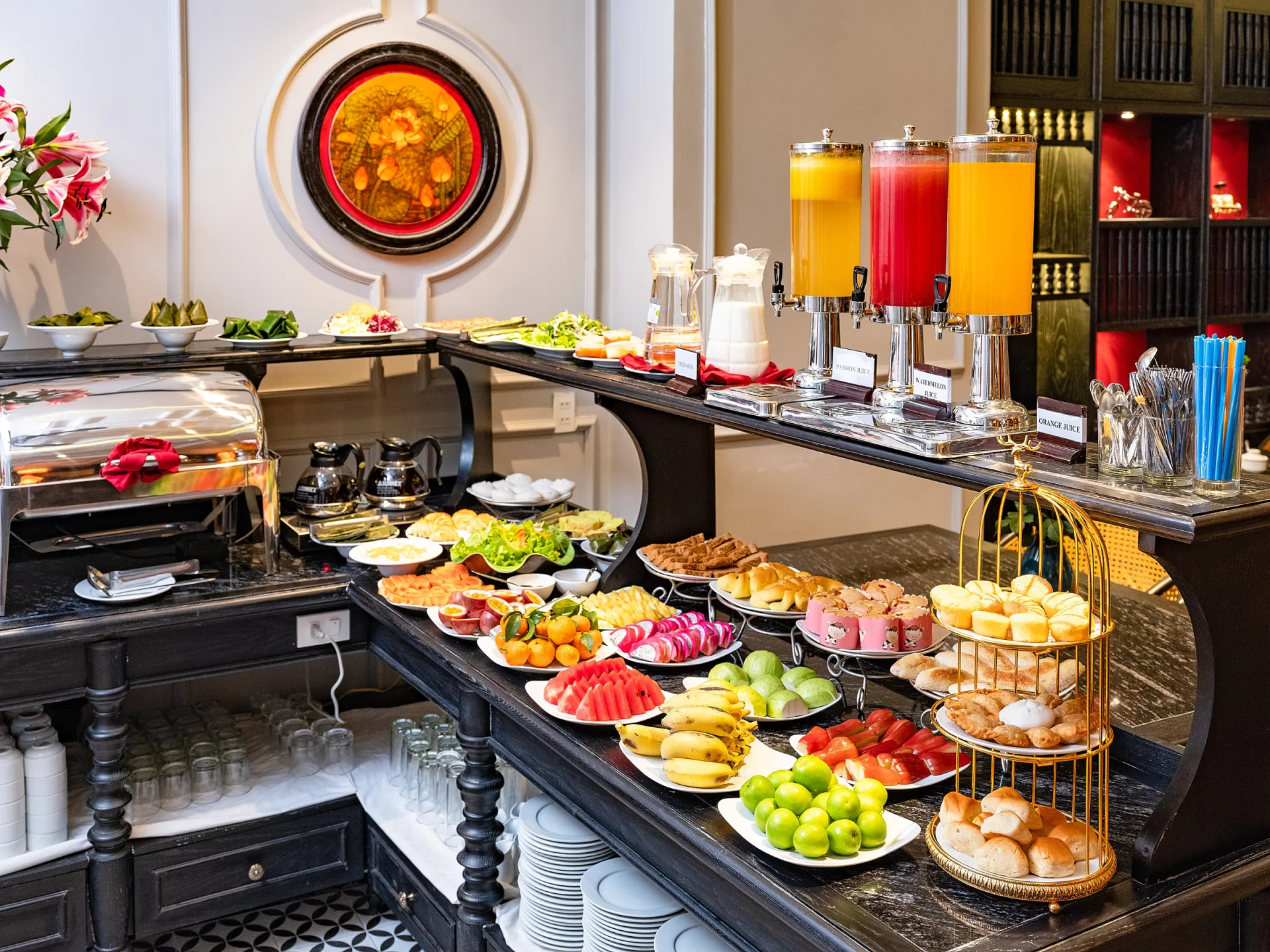 Không gian dùng bữa ấm cúng tại nhà hàng Hue Serene Palace Hotel trước khi bắt đầu hành trình tham quan Cố đô.