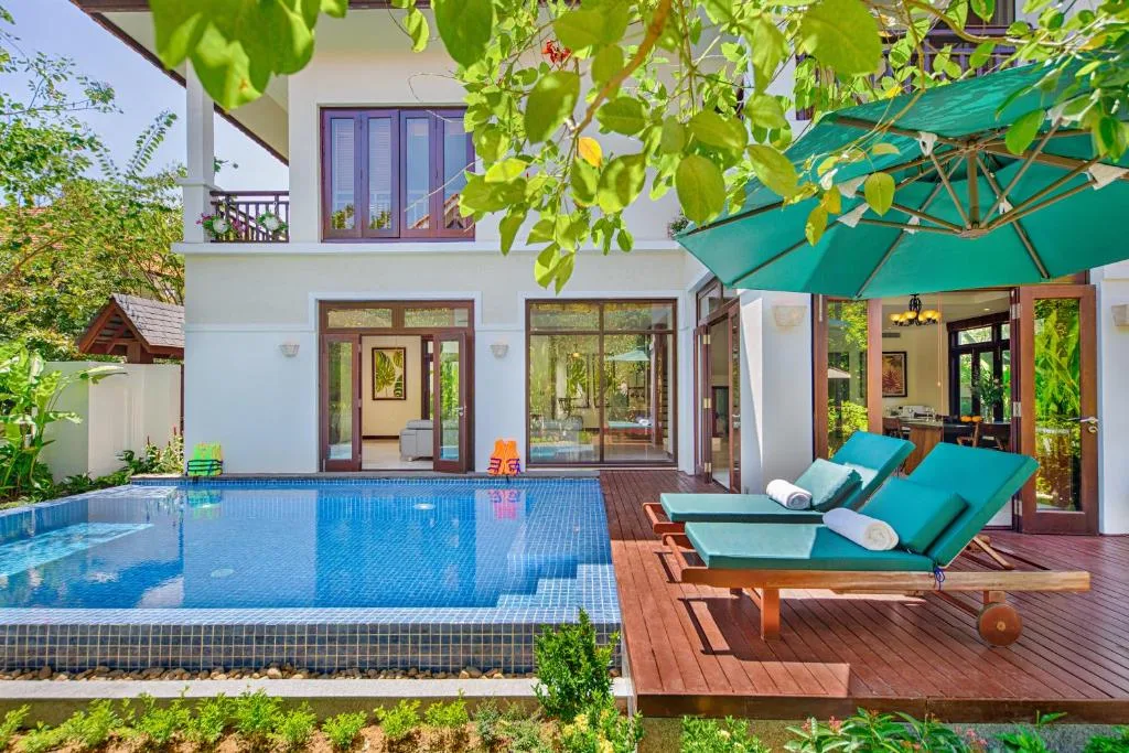 Hồ bơi riêng và sân vườn mang đến không gian thư giãn thoải mái dành cho gia đình.
