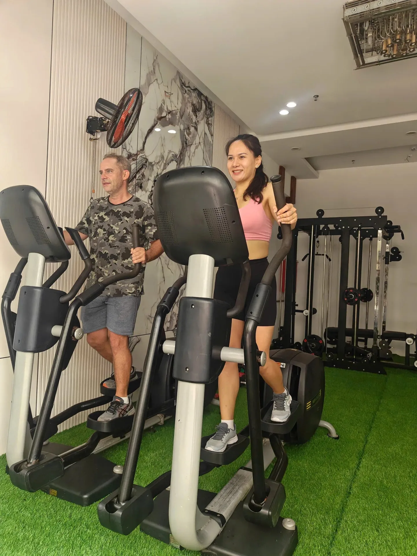 Duy trì thói quen vận động tại khu tập luyện của khách sạn.