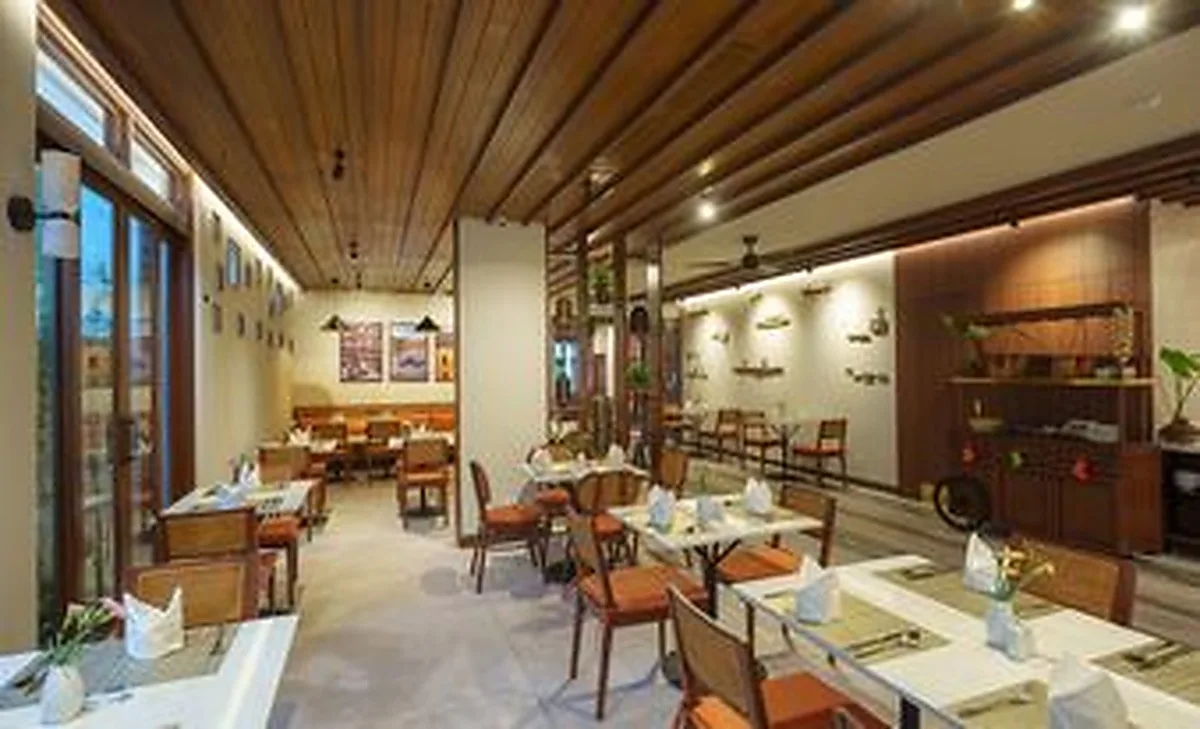Nhà hàng tại Cozy An Boutique Hotel Hoian phục vụ bữa sáng buffet và nhiều lựa chọn món Á, món Việt.