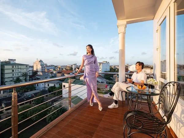 Ban công tại Hue Serene Palace Hotel, phù hợp cho cặp đôi hoặc khách công tác nghỉ tại trung tâm Huế.