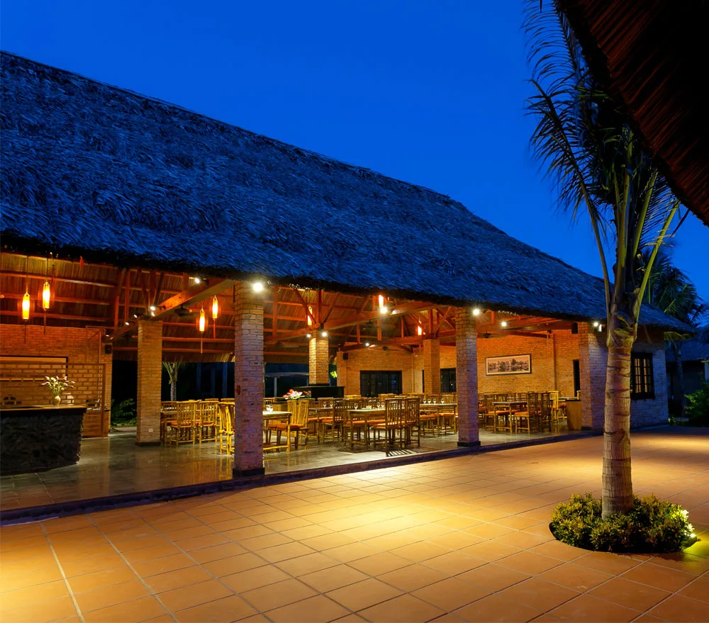 Lúa Restaurant mang phong cách mở, phục vụ bữa sáng cùng các món Việt Nam và quốc tế.