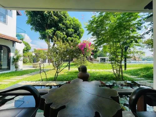 Khu vườn xanh và không gian thư giãn ngoài trời tại La Y Riverview Huế.