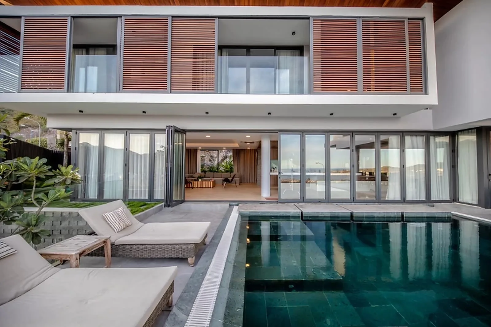 Oceanfront Nha Trang view biển