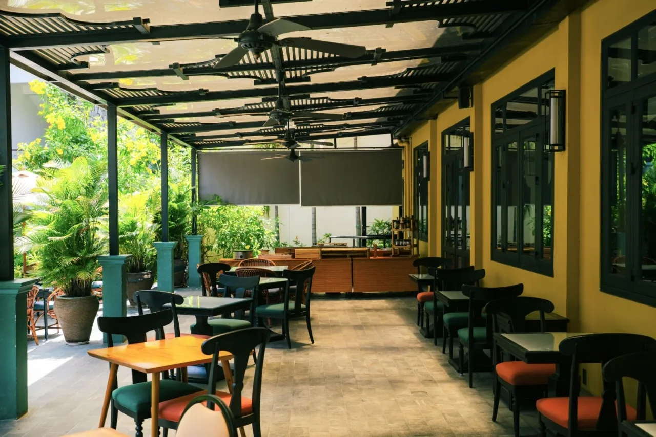 Không gian ẩm thực mở, gần gũi với khu vườn nhiệt đới.