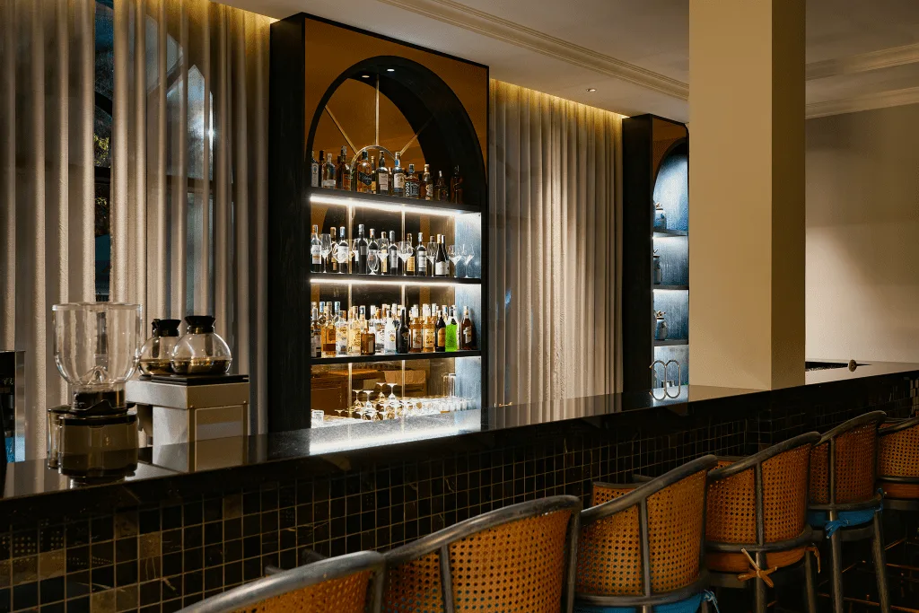 Quầy bar mang phong cách tối màu, thích hợp để thưởng thức cà phê hoặc đồ uống sau một ngày khám phá Hội An.