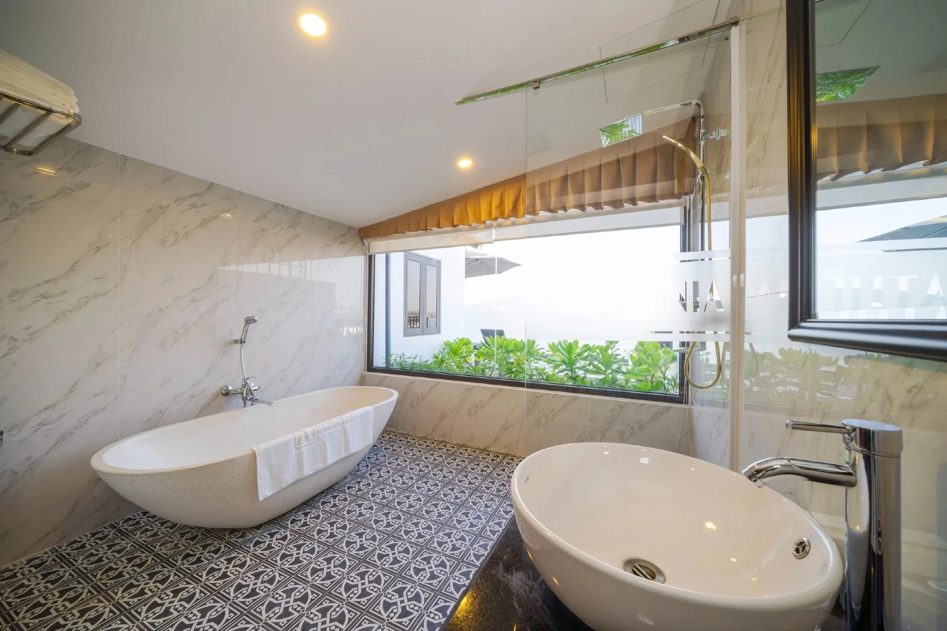 Phòng tắm có bồn tắm