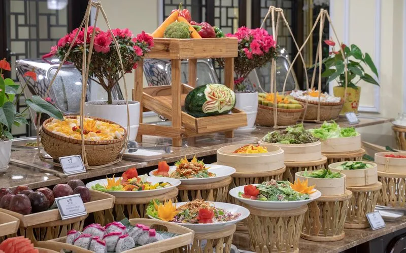 Khởi đầu ngày mới với bữa sáng đa dạng trong không gian nhà hàng trang nhã.