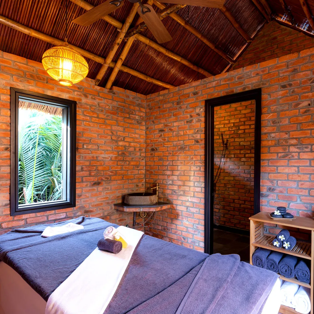Không gian trị liệu mộc mạc tại Dừa Spa giúp du khách phục hồi năng lượng sau hành trình tham quan.