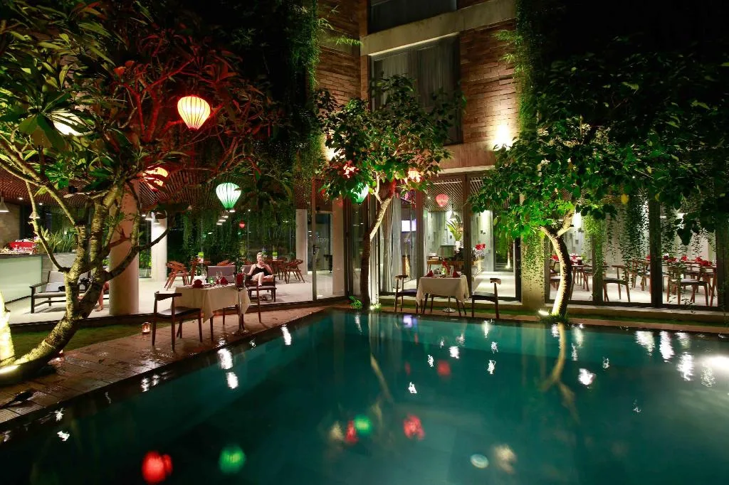 Hồ bơi vào buổi tối