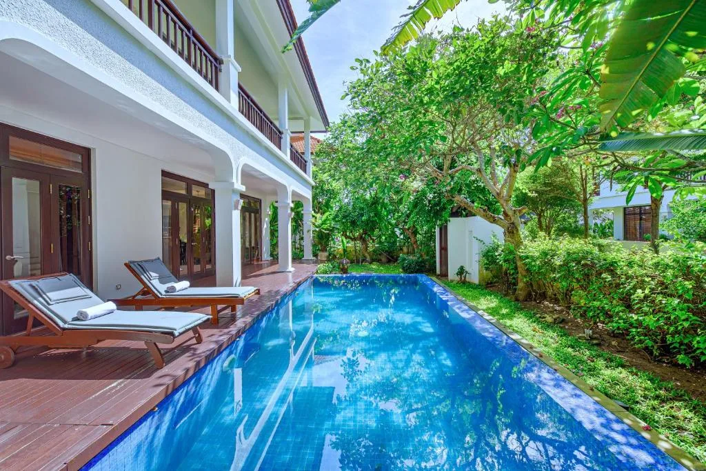 Tận hưởng những giờ phút riêng tư bên hồ bơi ngay trong khuôn viên villa.