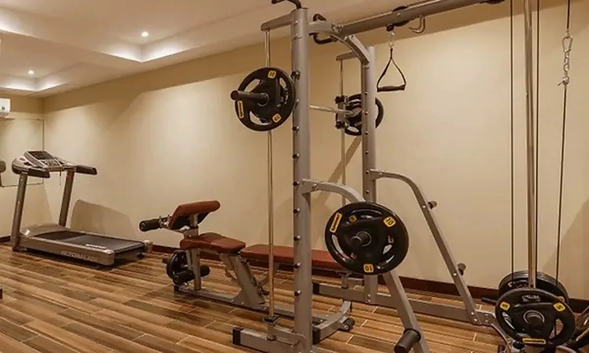Phòng gym tại khách sạn đáp ứng nhu cầu tập luyện cơ bản của khách lưu trú dài ngày.