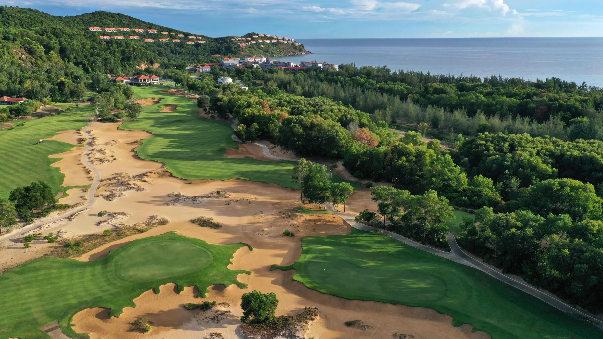 Sân golf tại Angsana Lang Co