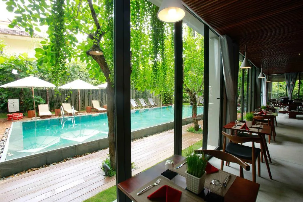 Nhà hàng view hồ bơi