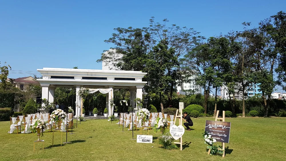 Khuôn viên xanh và không gian nghỉ dưỡng tạo cảm giác riêng tư ngay giữa trung tâm Huế.