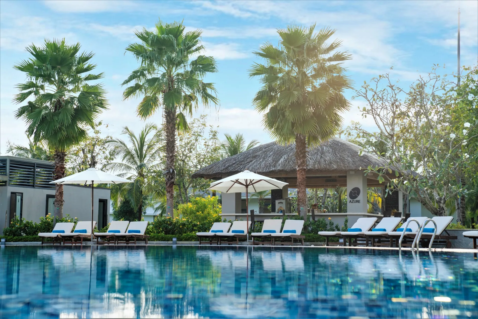 Azure Pool Bar phục vụ cocktail, đồ uống và các món ăn nhẹ bên hồ bơi.
