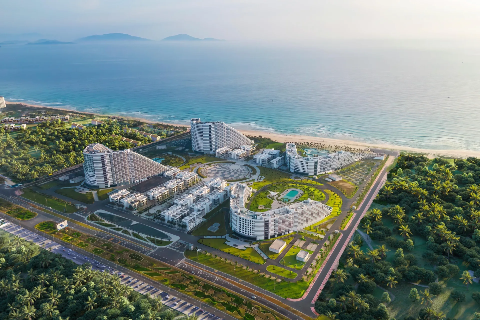 Toàn cảnh The Empyrean Cam Ranh Beach Resort bên bờ biển Bãi Dài, nổi bật với quy mô rộng lớn và không gian nghỉ dưỡng hướng biển.