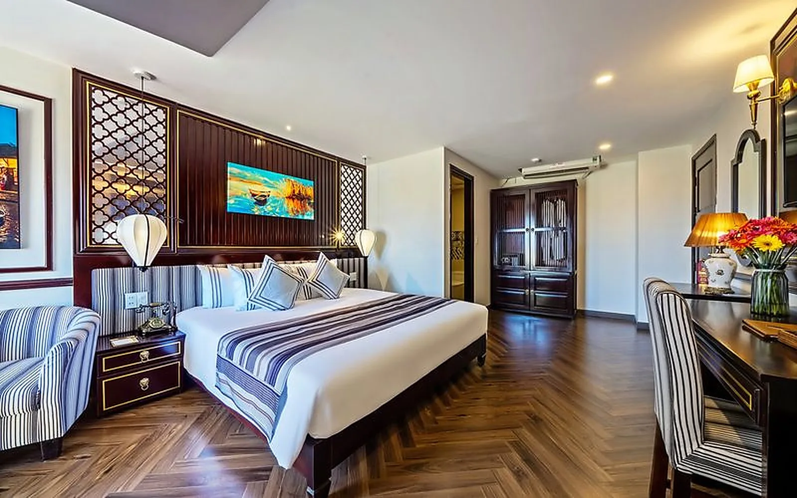 Phòng nghỉ rộng rãi, kết hợp nội thất gỗ và họa tiết Đông Dương.