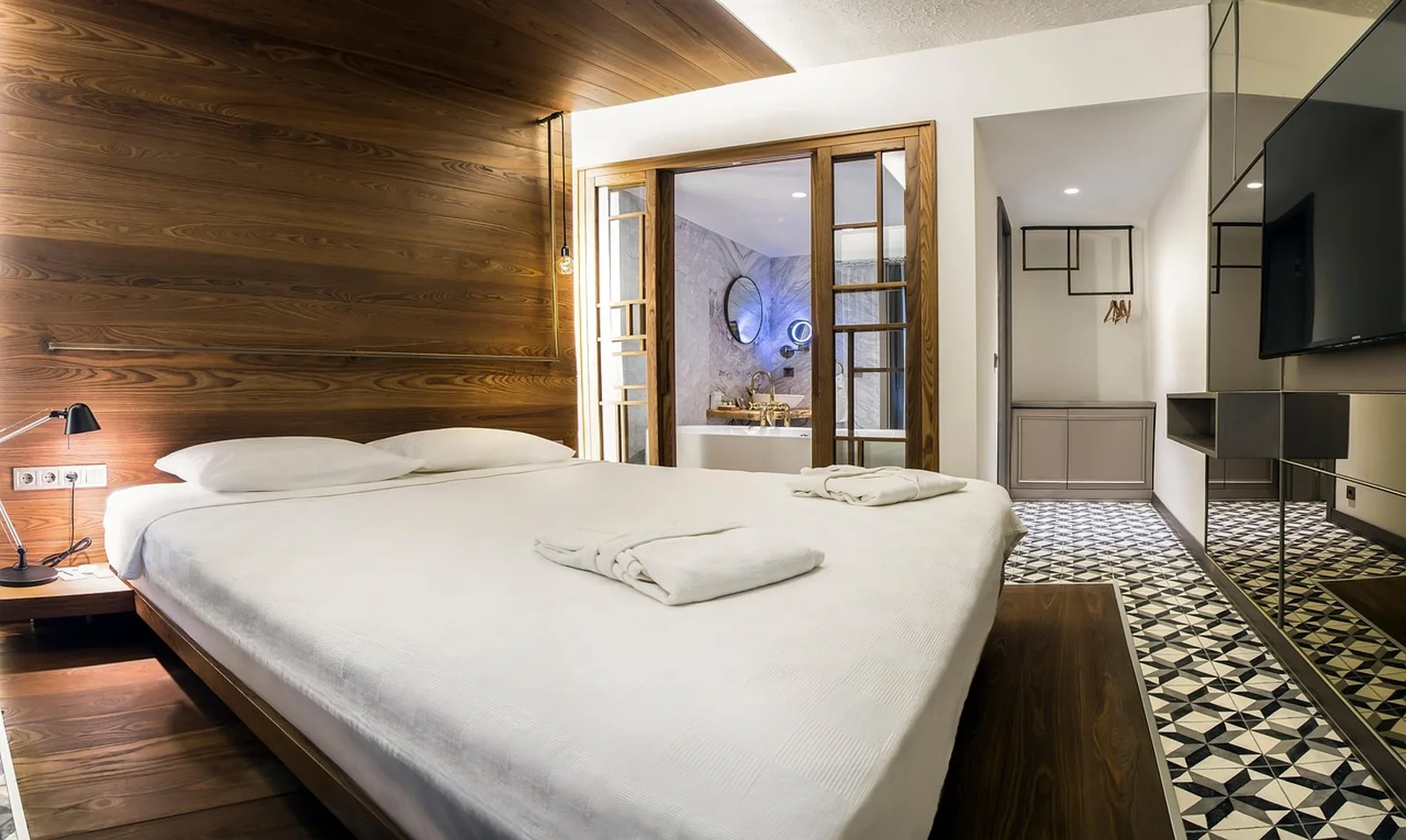 Direct Booking và OTA là gì? So sánh & chiến lược bán phòng | Koaniva