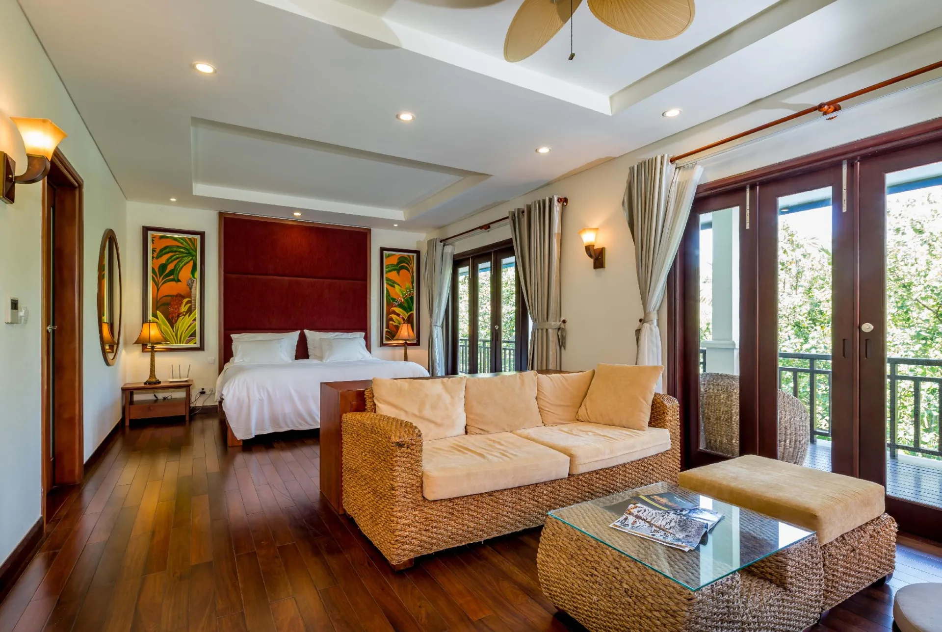 Phòng ngủ rộng rãi, nội thất ấm áp và ban công nhìn ra cảnh quan xanh.