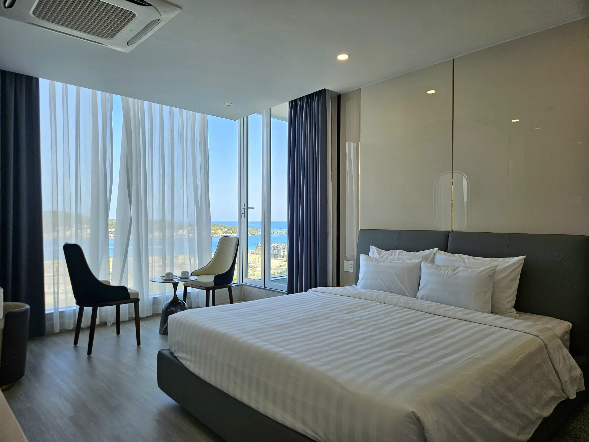 Ocean Front Nha Trang lịch trống